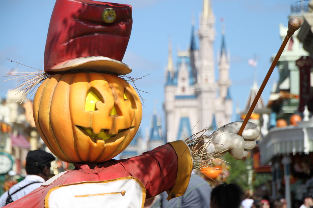 Arriving for the party just in time for the MNSSHP festivities? You’ll be directed to the right, towards Market Street, the back alley between La Chapeau and Tony’s Town Square Restaurant.